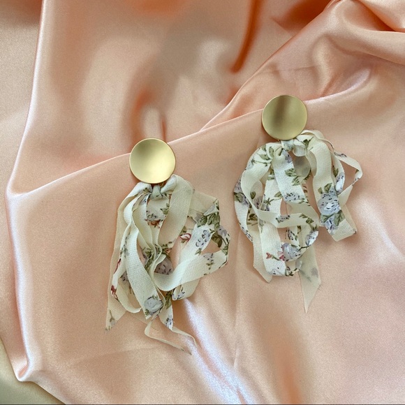 💕LAST ONE Floral Ribbon Metal Stud - Picture 7 of 9